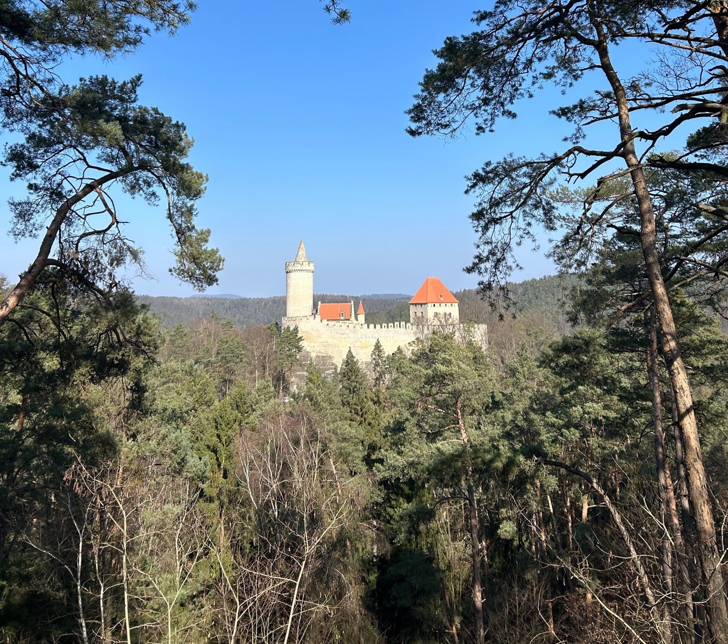 Kokořín, skalní hrad Nedamy, jeskyně Rozbořenka